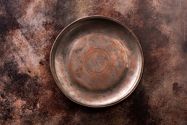 ancient copper plate tray on rusty textured background - Правила приготовления постного пирога