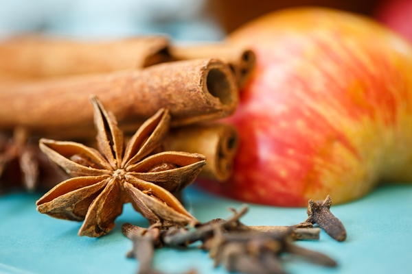 apple cloves and cinnamon apple pie ingredients - Маседуан из яблок и чернослива