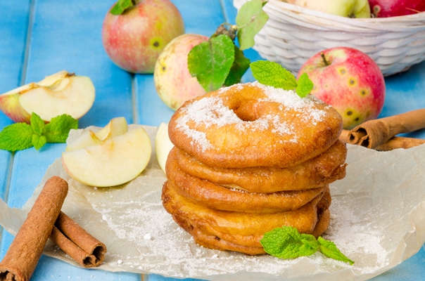 apples fried in a batter with cinnamon and powdered sugar - Жареные яблоки