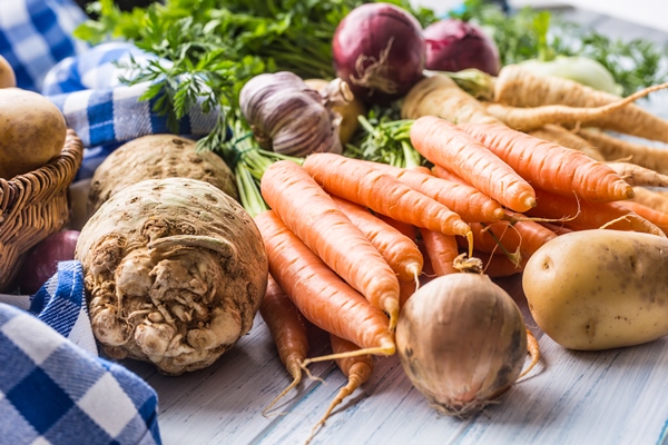 assortment of fresh vegetables on wooden table carrot parsnip garlic celery onion and kohlrabi - Салат из сельдерея с картофелем