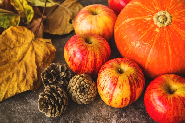 autumn set with dried leaves and apples - Салат из яблок и тыквы с хреном и морковью