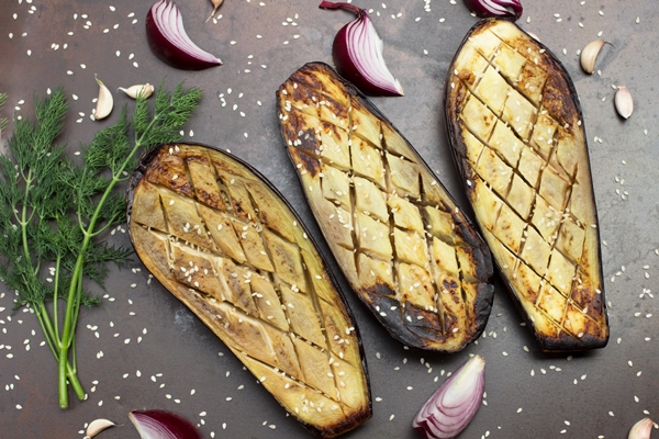 baked eggplant with onions garlic and sesame seeds sprig of dill - Баклажаны с красным сладким перцем, постный стол