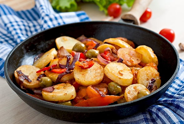 baked potato with vegetables in a frying pan - Рагу из картофеля с красным сладким перцем и капустой