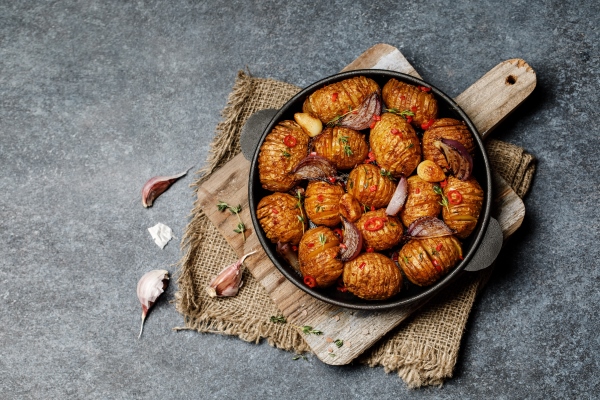 baked potatoes in cast iron pan with onion garlic and herbs - Картофель по-сибирски
