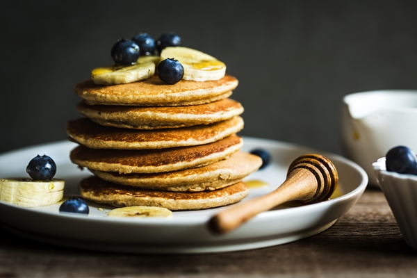 banana and oat pancakes with fresh blueberry and banana - Оладьи из геркулесовой каши