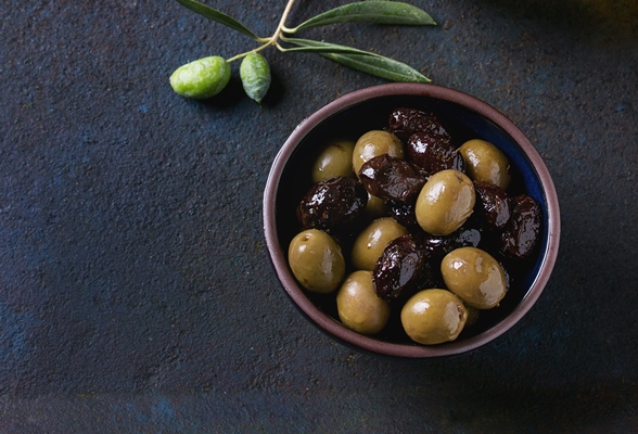 black and green olives - Картофельный салат с фасолью