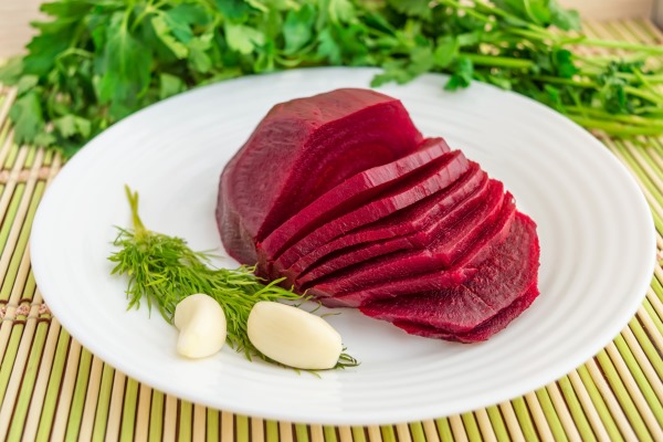 boiled beet on a white plate - Свёкла с маслом