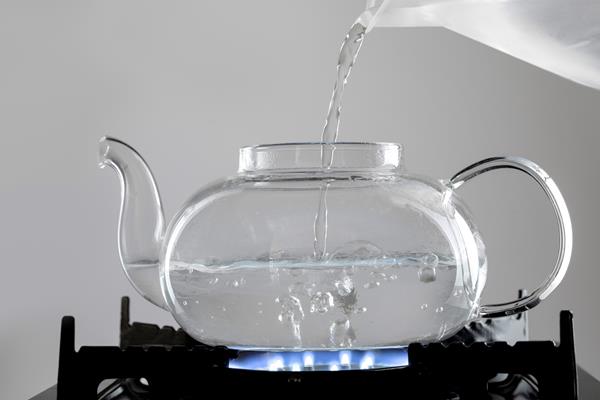 boiling hot water for tea arrangement - Клюквенный чай