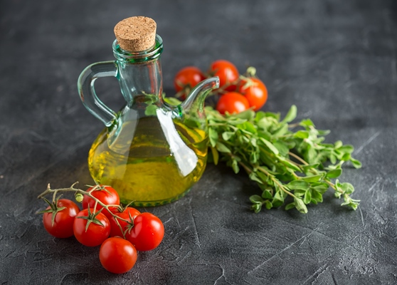 bottle with vegetable oil and cherry tomatoes - Свекольный салат