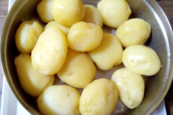 bowl of freshly boiled potatoes ready for serving - Салат картофельный с чесноком