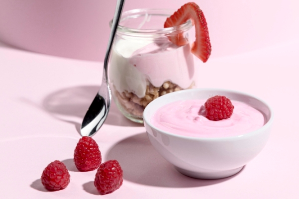 bowl with yougurt with raspberry on table - Домашний творожный десерт с ягодами