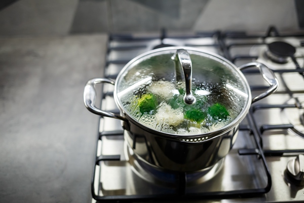 broccoli and cauliflower boiled in a gray saucepan on a gas stove - Цветная капуста с сухарями или соусом