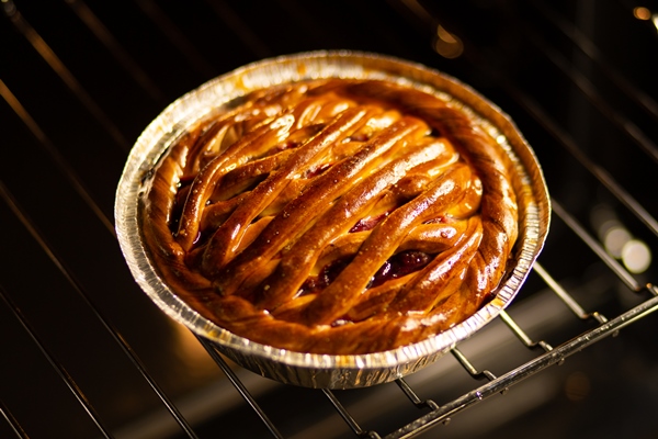 cherry pie cherry pie in the oven fresh pie from the oven the hostess baked pastries in the oven - Правила приготовления постного пирога