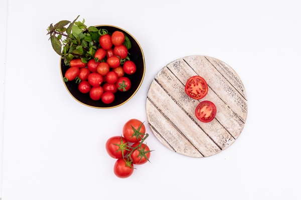 cherry tomato and greens in black bowl tomatoes on wooden board isolated on white surface - Бутерброд "Миниатюрный"