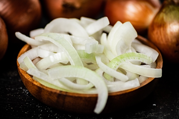 chopped onions in a wooden plate - Пюре из крапивы