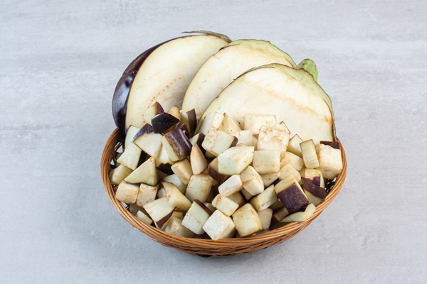 chopped raw eggplants in wooden bowl high quality photo - Баклажаны, тушённые со свежими помидорами и луком