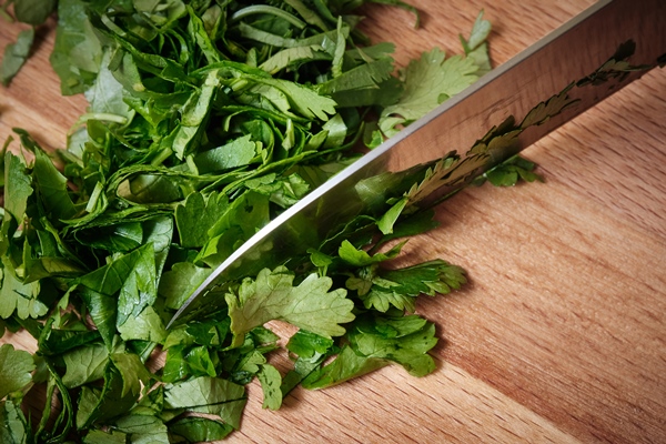 chopping parsley on a cutting board - Постные фаршированные сладкие перцы