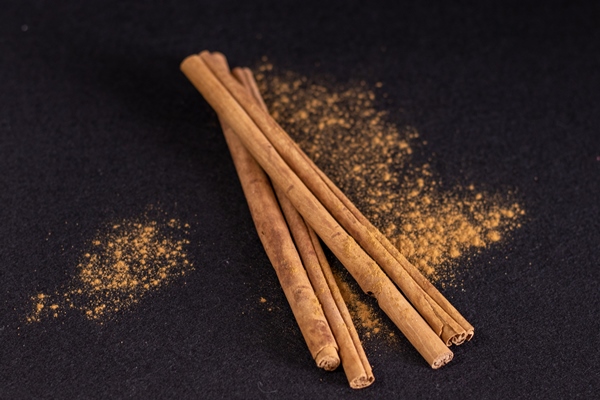 cinnamon stick on black background 1 - Пудинг из риса с черносливом