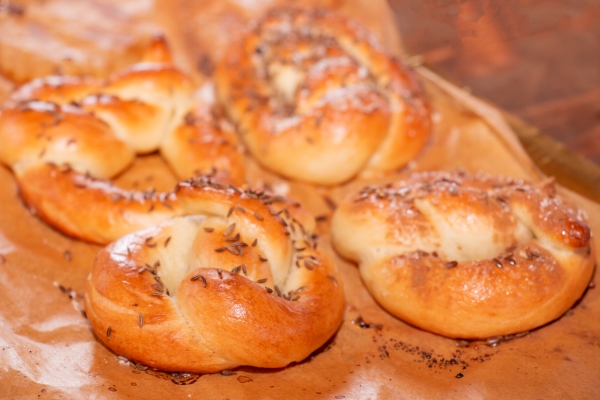 close up of bread on a table fresh from the oven sweet caraway buns - Булки постные