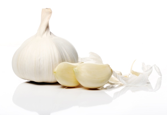 close up of fresh garlic - Постный плов с черносливом