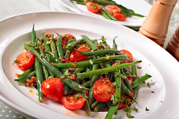 close up of green beans salad with cherry tomatoes - Зелёная фасоль с помидорами