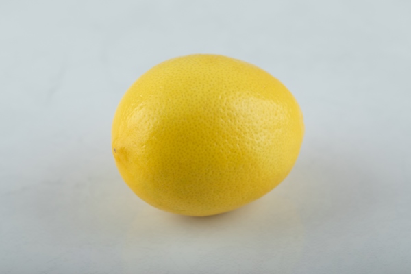 close up photo of fresh lemon on white background - Зелёный лук по-гречески