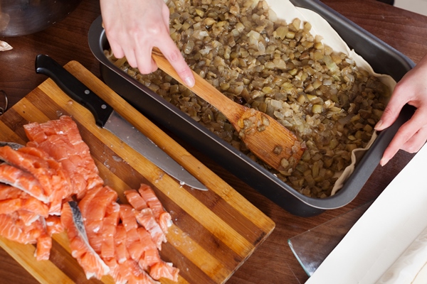 closeup of making fish pie with salmon and eggplants - Правила приготовления постного пирога
