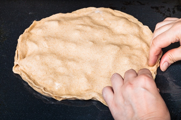 closing of the raw filled pie - Пирог с салакой и картофелем