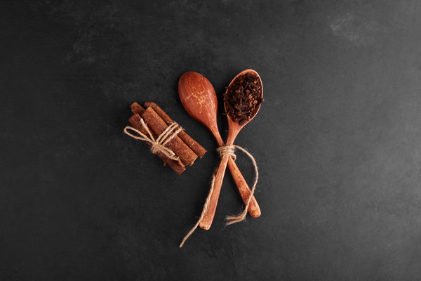 cloves and cinnamons in a wooden spoon - Клюквенный чай
