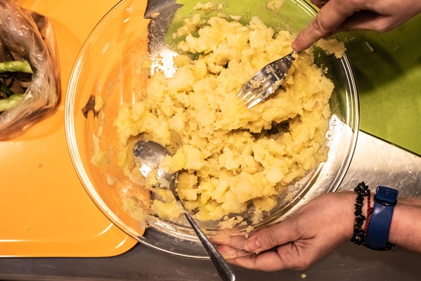 cook crushing potatoes with a fork to puree - Постная запеканка с картошкой и грибами
