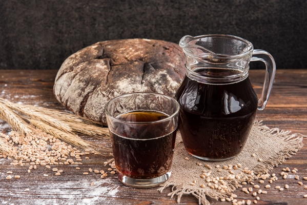dark bread kvass and rye bread and ears with grain - Русский квас