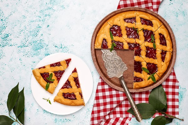 delicious traditional berry cherry pie crostata on light surface - Пирог или пирожки с вареньем