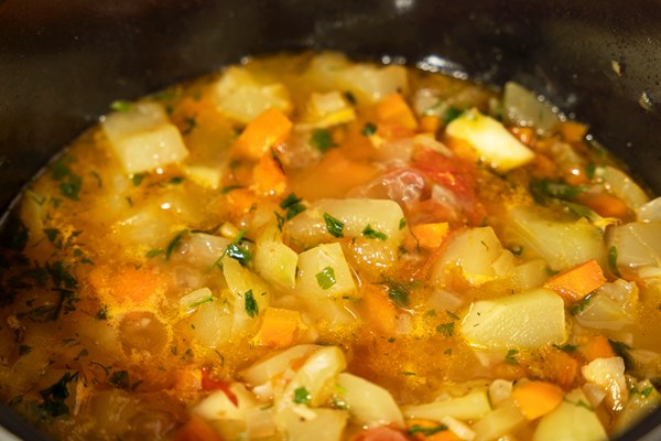 delicious vegetable stew is prepared in a slow cooker in a home kitchen - Картофель с патиссонами