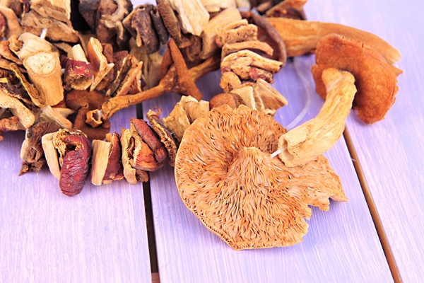 dried mushrooms on wooden background - Соус грибной постный