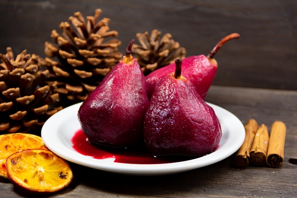 exquisite dessert of pears in red wine - Груши и яблоки в сиропе