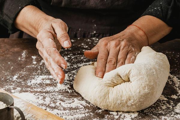 female chef kneading pizza dough - Пирог с солёными грибами