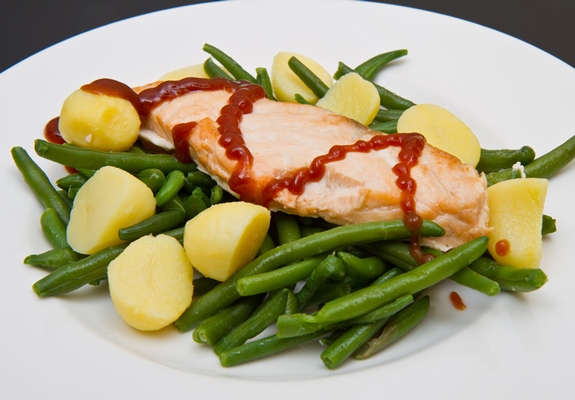 fillet salmon with potatoes and green beans - Форель варёная