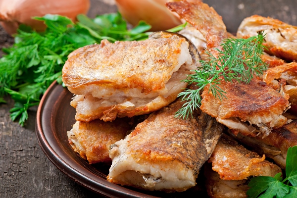 fish dish fried fish and herbs - Постная щука, маринованная по-монастырски