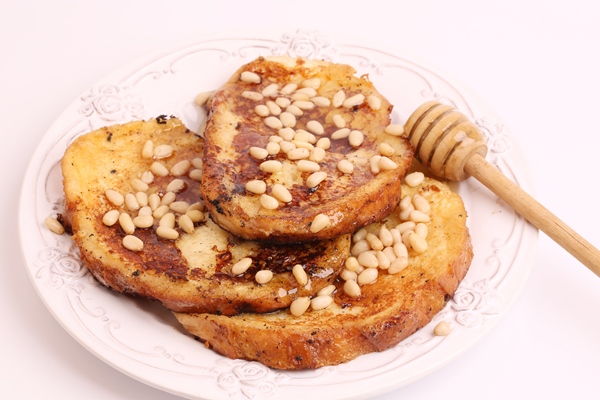 french toast with honey syrup croutons pine nuts breakfast sweet dessert selective soft focus - Шарлотка из яблок с гренками