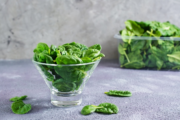 fresh baby spinach leaves in a glass bowl and behind on a texture table detox vitamin diet 1 - Пирог со щавелем закрытый