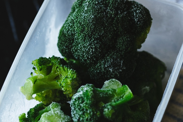 fresh broccoli in a tray on a towel - Брокколи на пару