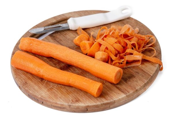 fresh carrot on the wooden board 584546 9975 - Подливка из кальмаров (к гарниру)