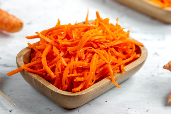 fresh carrot salad on the table - Салат из моркови и сладкого горошка