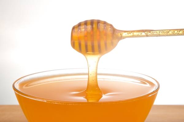 fresh floral honey dripping from a spoon into a transparent plate on a white background organic vitamin health food - Апельсиновый маседуан