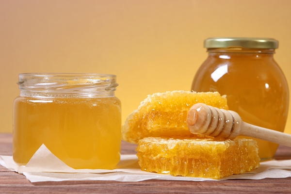 fresh honey on the table closeup on a colored background - Клюквенный чай