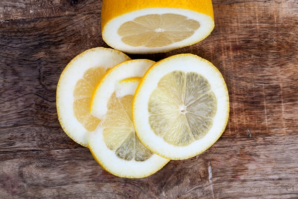 fresh juicy lemon cut into pieces while cooking close up - Маседуан из сушёных фруктов