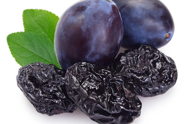 fresh plums with prunes isolated on white background - Пудинг из риса с черносливом