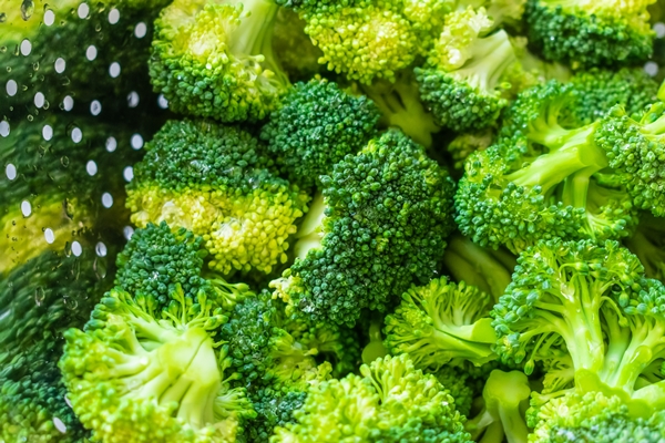 fresh raw broccoli in a bowl - Брокколи на пару