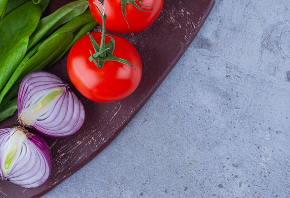 fresh tomatoes and onion with greens placed on wooden board - Канапе с баклажанными рулетиками и постным паштетом