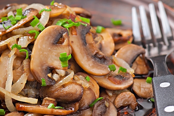 fried mushrooms and onions 1 - Постная картофельная запеканка с грибами и зеленью